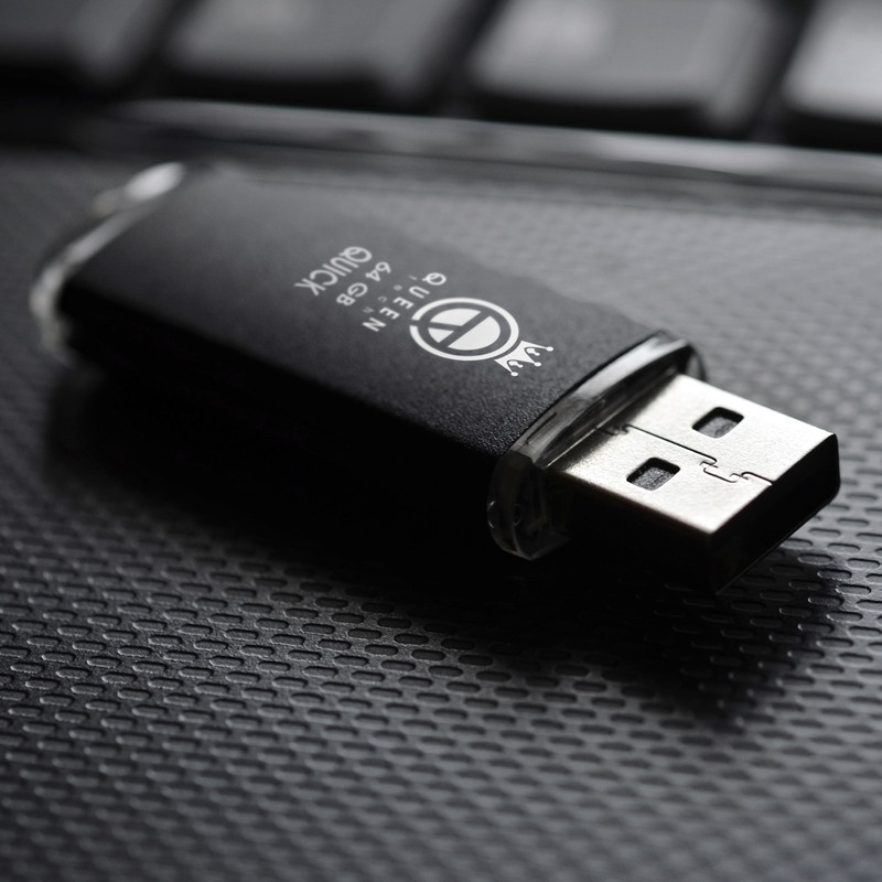 فلش مموری 64 گیگابایت کوئین تک مدل QUICK CPLUS با رابط USB 3.1 Gen1، بدنه فلزی درپوشدار، سرعت انتقال 15 مگابایت بر ثانیه و مبدل USB-C سازگار با موبایل، تبلت، کامپیوتر و تلویزیون